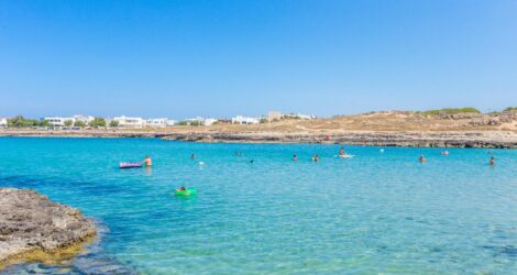Torre Santa Sabina spiaggia: 5 motivi per scegliere una marina suggestiva tra calette, torre e lungomare