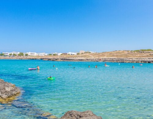 Torre Santa Sabina spiaggia: 5 motivi per scegliere una marina suggestiva tra calette, torre e lungomare