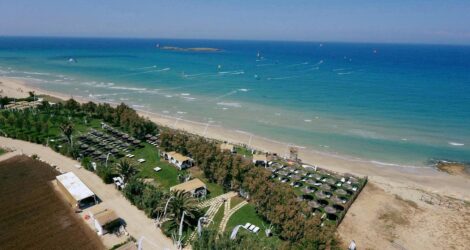 Guna Beach ad Apani: 5 motivi per scegliere questo beach club chic tra prato vista mare e dune
