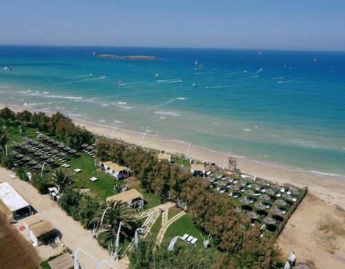 Guna Beach ad Apani: 5 motivi per scegliere questo beach club chic tra prato vista mare e dune