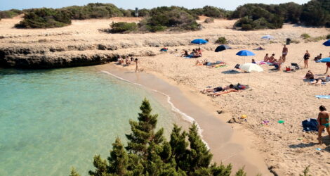 Torre Pozzella a Ostuni: 5 motivi per amare queste calette selvagge
