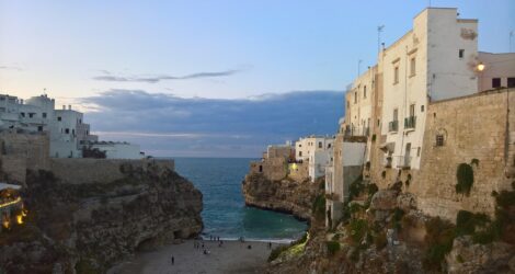 Polignano a Mare: 8 tappe tra terrazze, scogliere e mare turchese