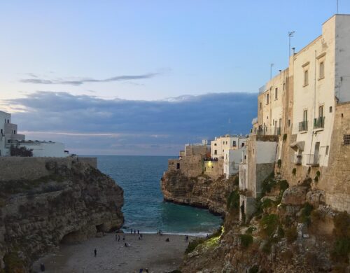 Polignano a Mare: 8 tappe tra terrazze, scogliere e mare turchese
