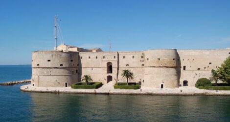 Taranto: 9 tappe tra isola, ponte girevole e i due mari